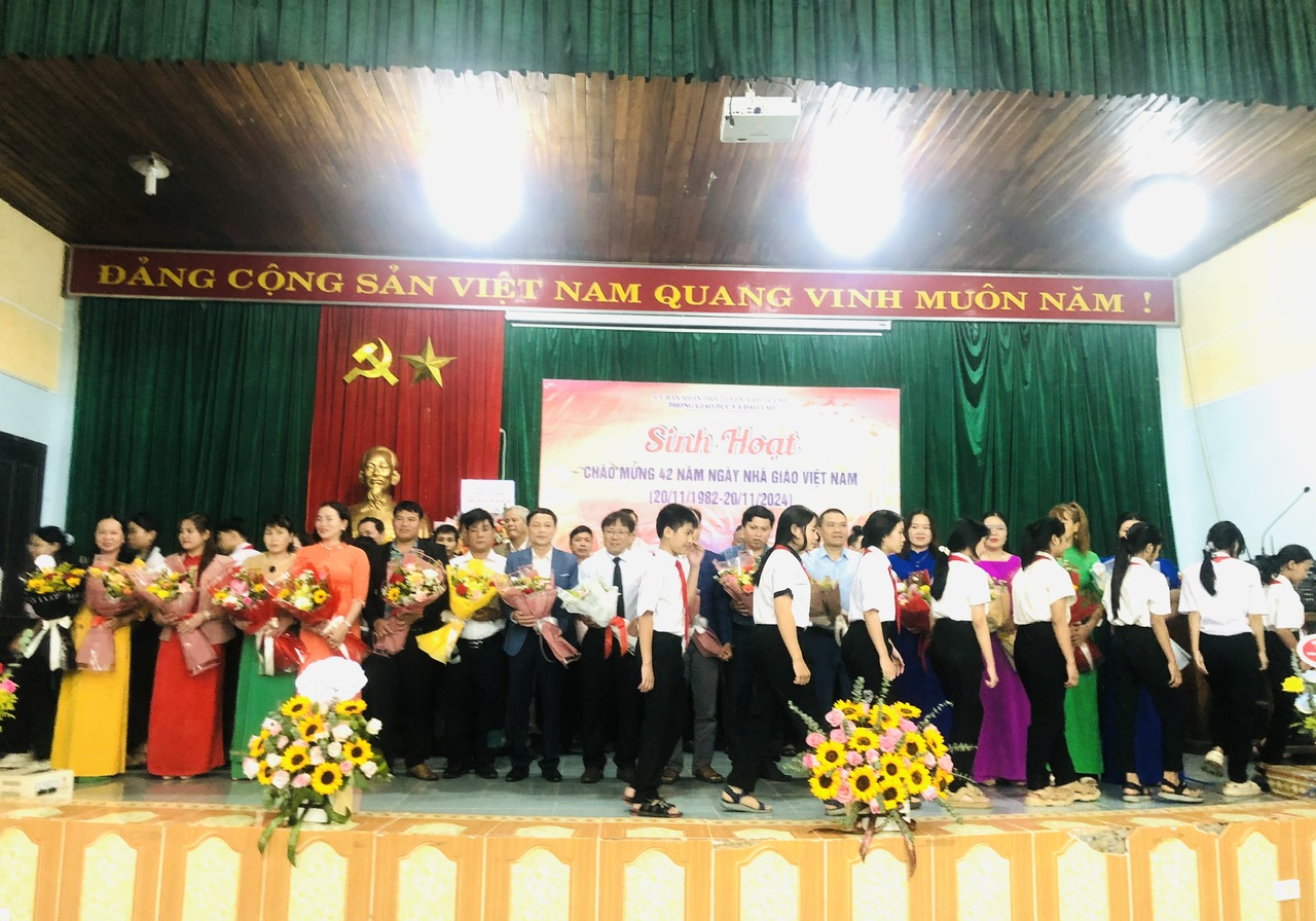 Phòng GD&ĐT huyện Nam Trà My khen thưởng nhiều thầy giáo, cô giáo có thành tích trong năm học 2023-2024