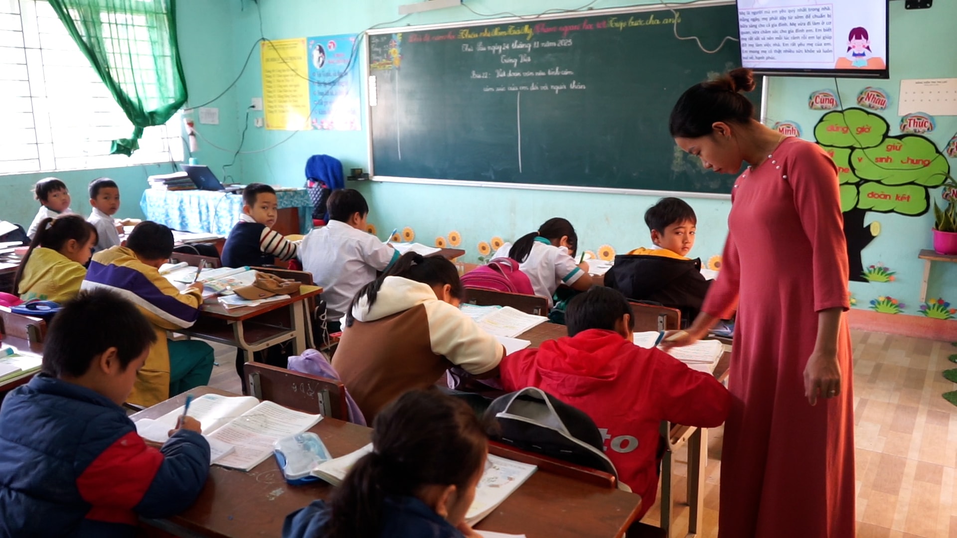 Nam Trà My trăn trở chuyện thiếu giáo viên